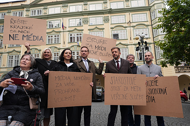 Řídí se Orbánovou příručkou, zní z opozice. Před Sněmovnou demonstrují stovky lidí