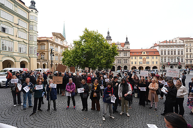 Média nedáme, skandují lidé před Sněmovnou. Poslance ANO vypískali