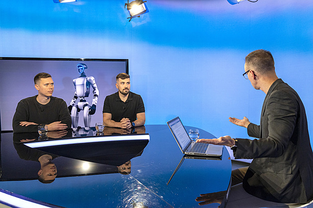 Humanoidní robot předvedl ve studiu tanec, rovnováhu i smysl pro humor