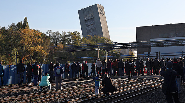 Konec hornické dominanty. Těžní věž Dolu ČSA poslal k zemi více než metrák trhaviny