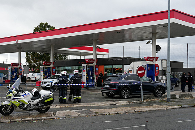 Jeden mrtvý, vážně zraněné dítě. Střelbu u Paříže řeší policie jako terorismus