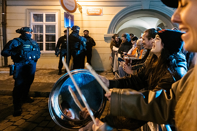 Moment překvapení byl nutný, aby zrušení poplatků nezablokovali, sdělil Fiala z SPD