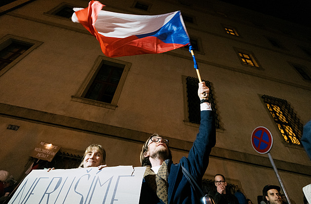 Desítky demonstrantů chtěly vniknout do Sněmovny. Pak skoro letěla první kostka