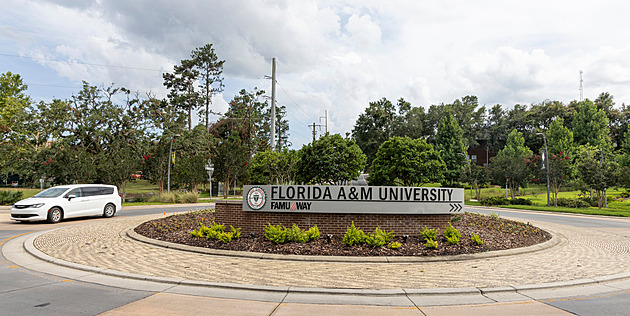 Potyčka na floridské univerzitě se zvrhla ve střelbu. Polovina zraněných jsou děti