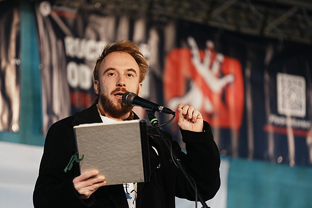 Protest za poplatky zaplnil Staroměstské náměstí. Další Minář oznámil na Letné