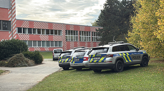 Výhrůžky mezi dětmi na pražské základce vyšetřuje policie. Žáka odvedla k výslechu