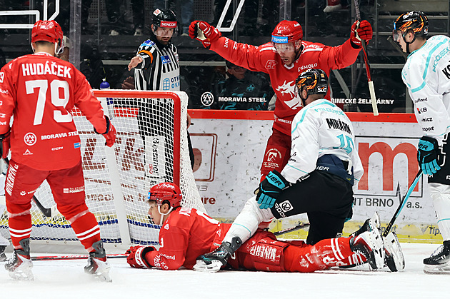 Třinec v dopoledním klání přemohl Vary, rozhodl Kurovský. Večer derby v Hradci