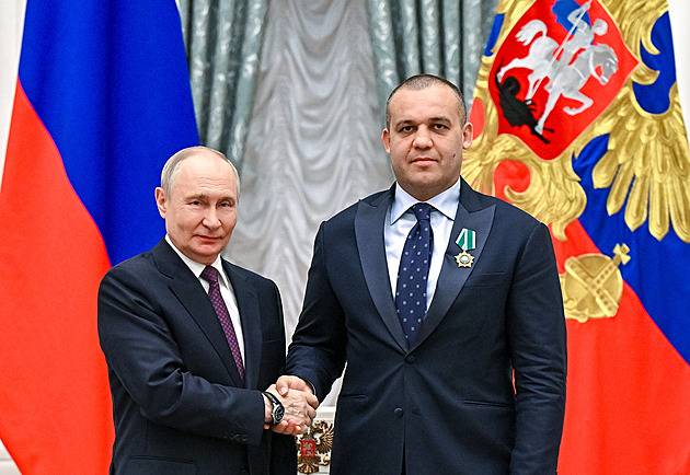 Svatba, teď lov v Mongolsku. Trumpův syn se dál paktuje s ruským oligarchou