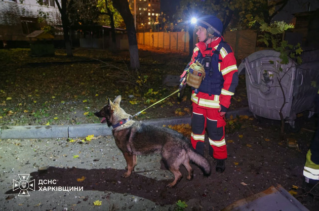 Výbuchy otřásly Kyjevem. Raketový útok zabil člověka u obchodu a poničil nemocnice