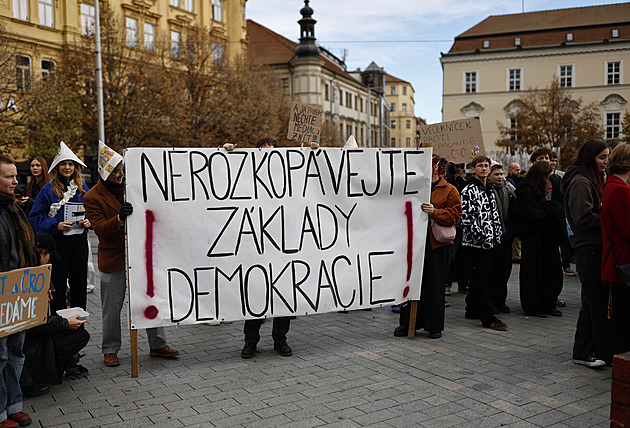 Klidně ať si stávkují až do voleb za tři roky, vzkázal Macinka hercům