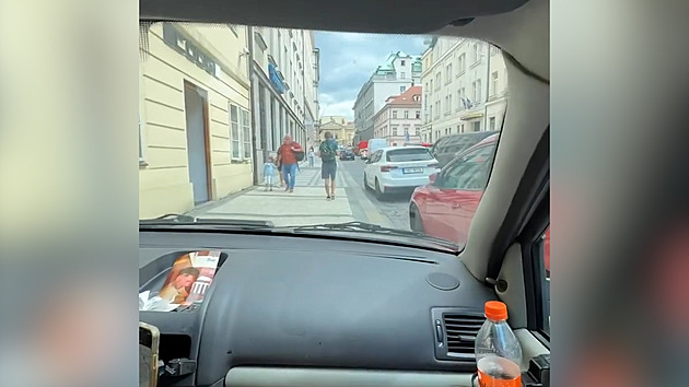 Nechtěli čekat v koloně, tak to vzali po chodníku a ještě se náramně bavili. Video teď řeší policie
