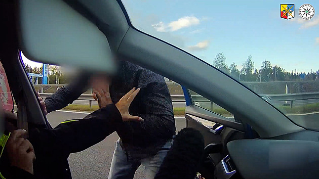 Agresor na D6 vybrzdil ženu dodržující rychlost. Pak ji před zraky její dcery napadl