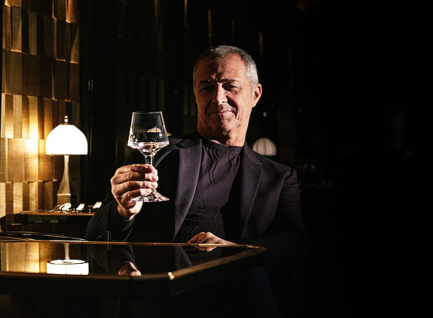 Z luxusní plachetnice na pulty obchodů. Moser představuje levitující sklenice