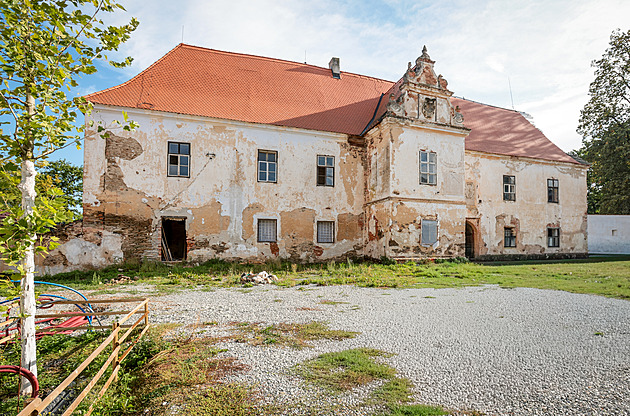 Architekt a vizion�� Milan Vesel� od roku 2021 d�v� nov� �ivot panstv� v obci Bz� na Vltavot�nsku. Bude zde hotel, stylov� ubytov�n� �i restaurace a rybn�k. (21. ��jna 2026)