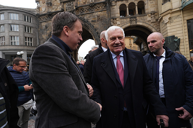 Neslyšíme slovo mír, posteskl si Klaus v projevu. Chválil Babiše, že jde proti proudu