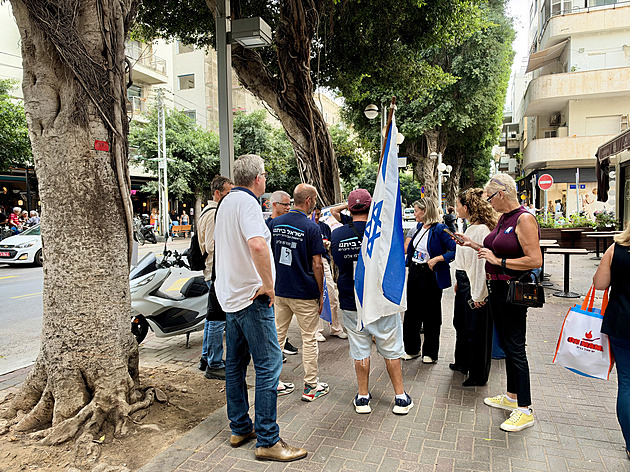 Nezvyklé fronty i strach z Arabů. Tel Aviv hřmí touhou po změně i obavami o přežití