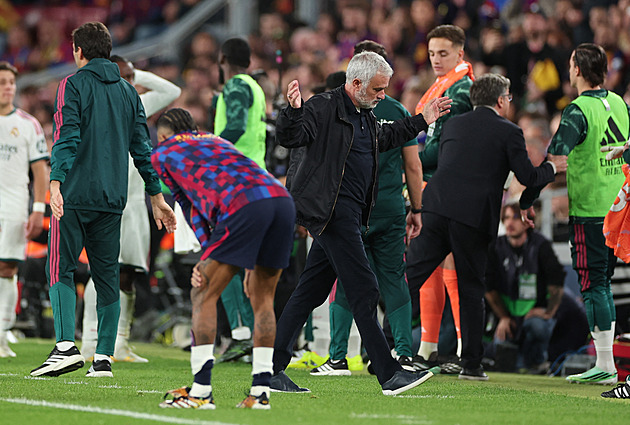 Vyplazený jazyk i skluz po kolenou. Jak si Mourinho vychutnal návrat na Camp Nou