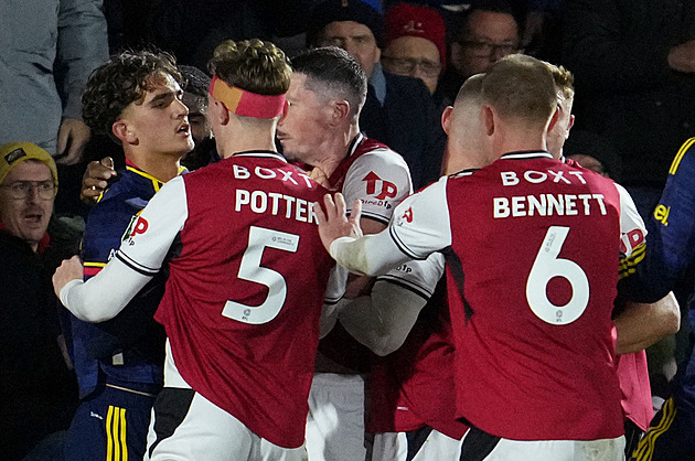 Vyloučení zázračného hocha budí otázky: Nechrání fotbal řezníky víc než oběti?