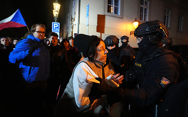 Desítky demonstrantů chtěly vniknout do Sněmovny. Pak letěla první kostka