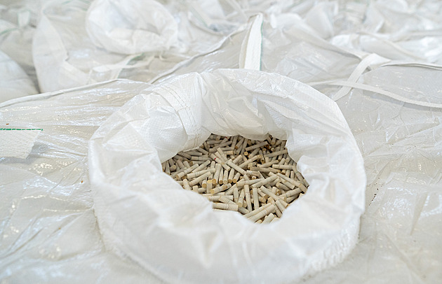 Česko má unikátní recyklační linku. Mění tabákové náplně na surovinu pro stavbu silnic