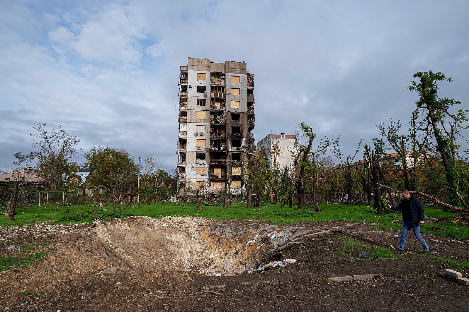 Město, kde lidé jedí trávu. Fotograf pronikl do rozbombardovaných Olešek