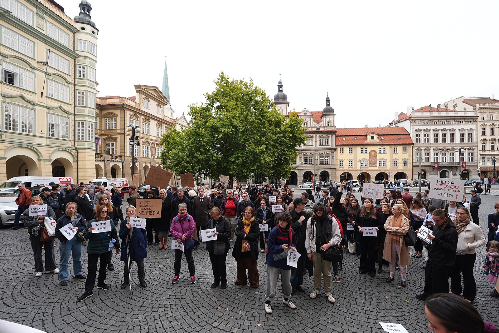 Média nedáme, skandují lidé před Sněmovnou. Vláda podle nich nejedná fér