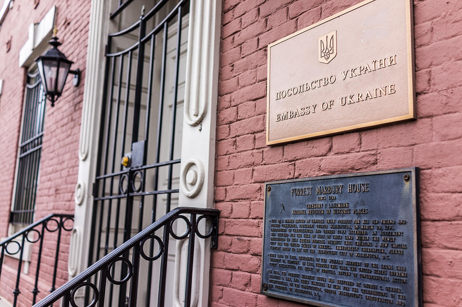 Pumový poplach na ukrajinské ambasádě ve Washingtonu. Uzavřeli i přilehlý most