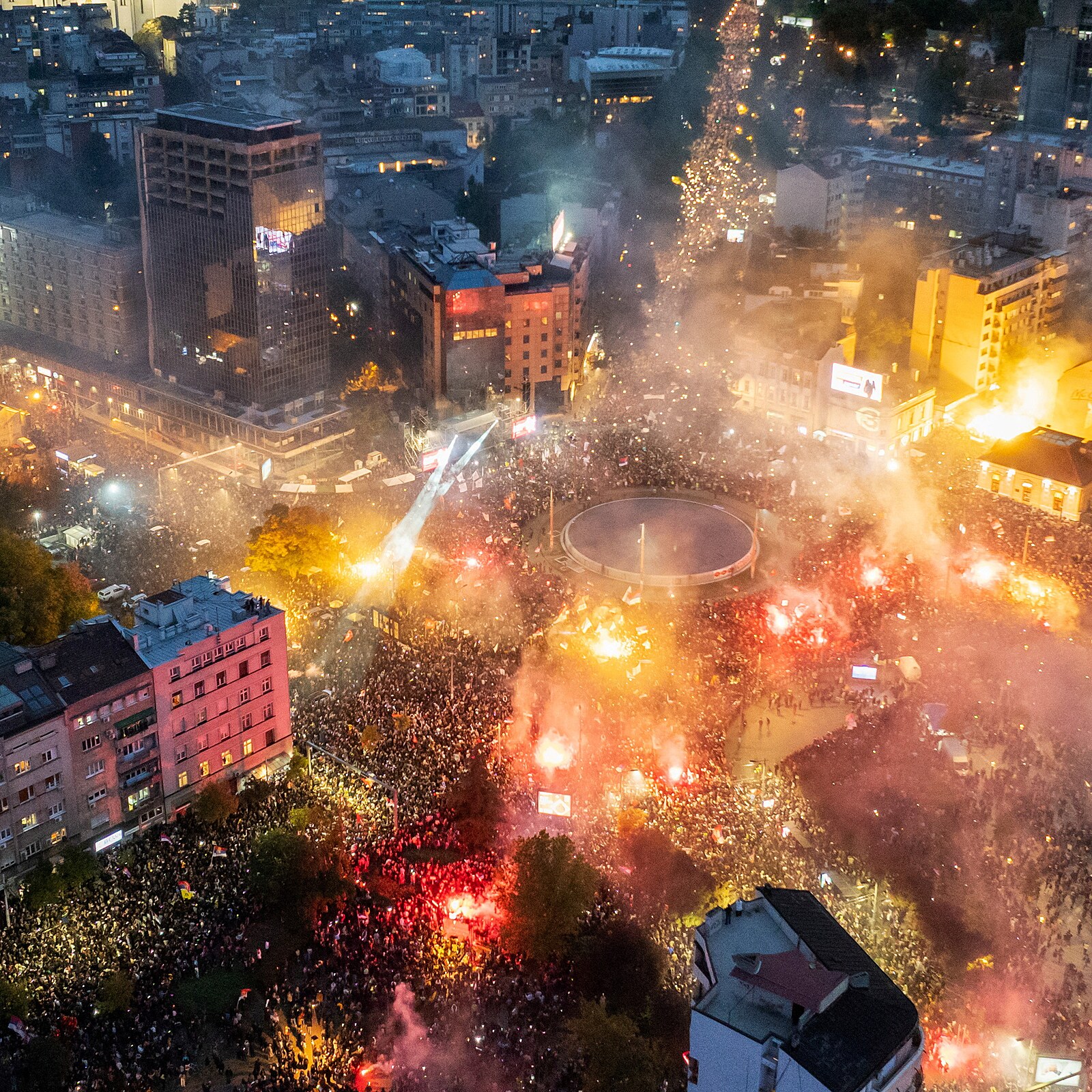 Studenti vs. Vučić. Srbsko míří k volbám, do ulic vyšly statisíce lidí