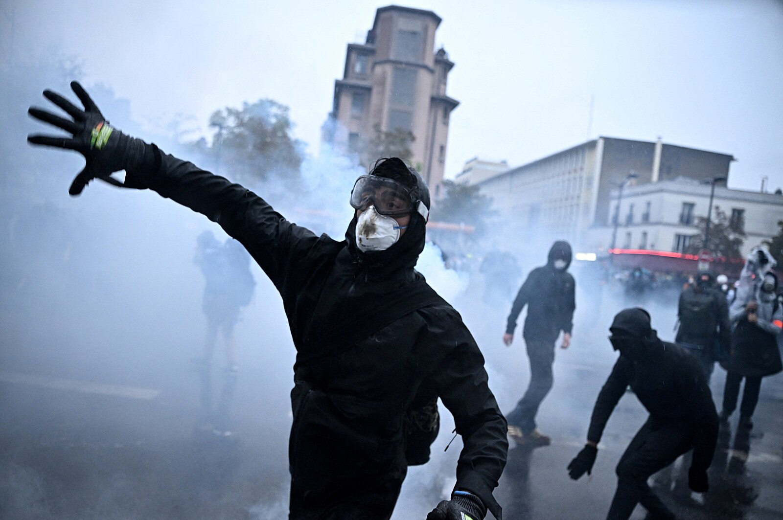 Sobotní demonstrace se neobešly bez rabování. V Paříži policie zadržela 142 lidí