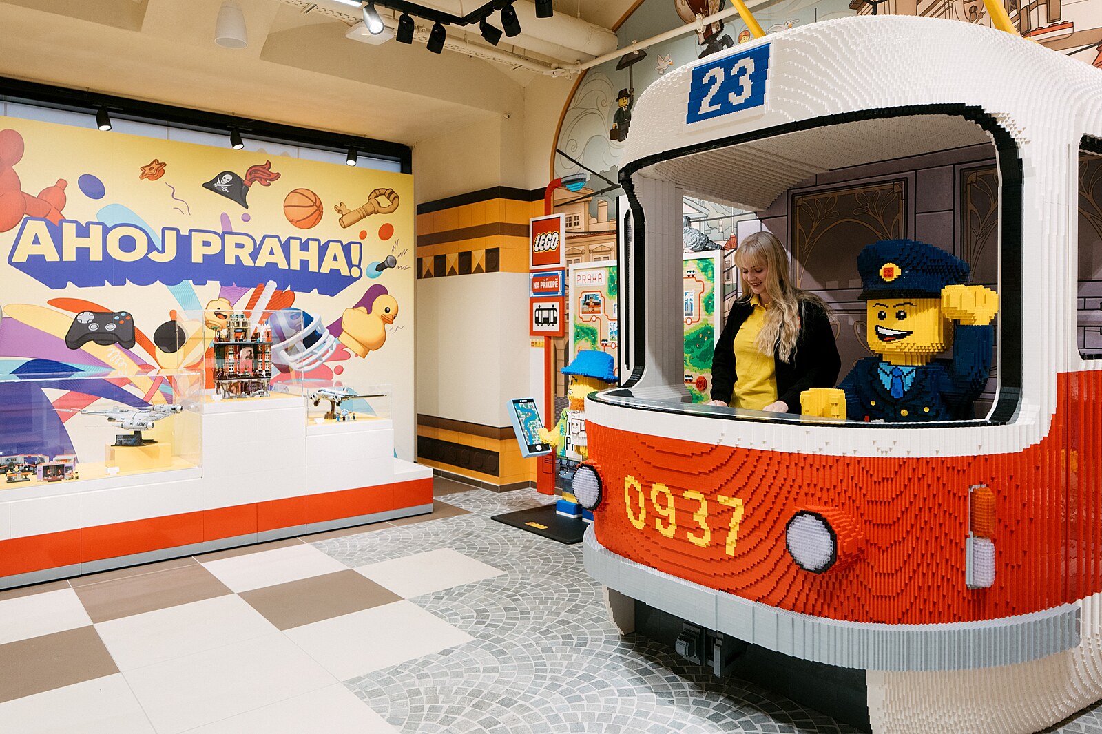 Dvě patra plná kostek. Lego v Praze otevřelo místo, kde si vyhrají i dospělí