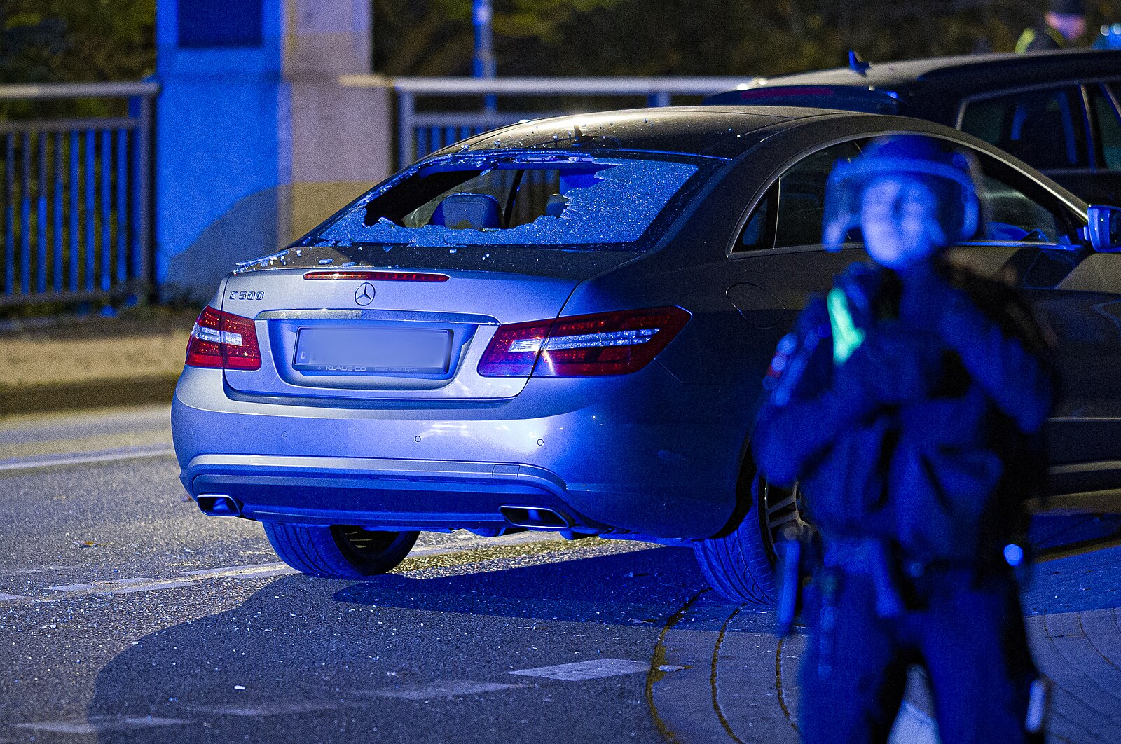 Řidič v Německu najel do skupiny lidí. Policie na auto střílela, útočník jí uprchl