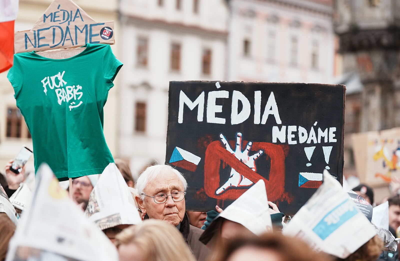 NÁZOR: Bitva o poplatky? Nedělejte ze způsobu placení televize a rozhlasu boj o demokracii