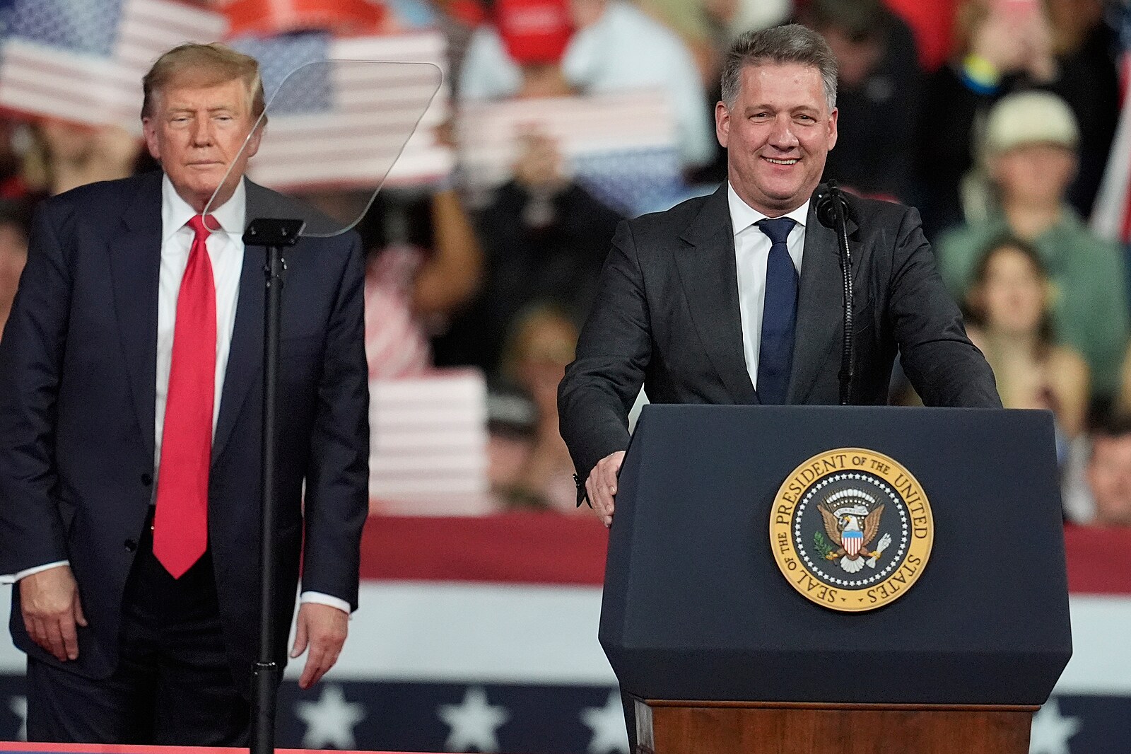 Šéf Audi čelí kritice za vystoupení s Trumpem. Nechal ze sebe udělat loutku, zní z Volkswagenu
