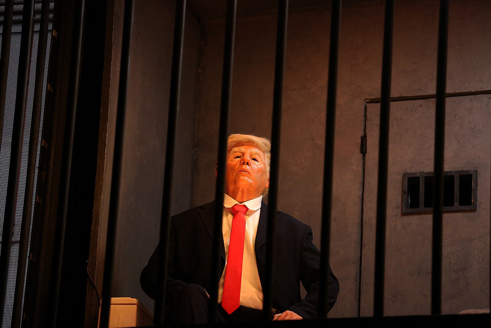 Trumpa zavřeli za mříže. Írán se vysmívá USA, „vězeň“ má i prezidentovy pohyby