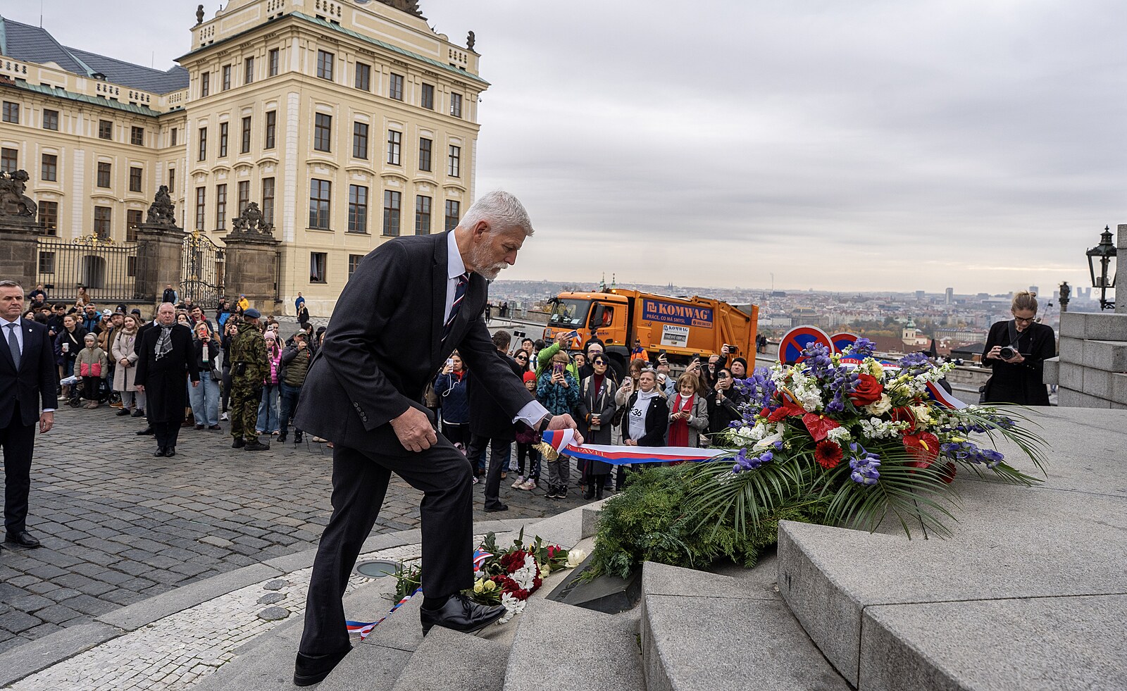 Oslavy 28. října 2026: Piety, letectvo. Pavel udělil nejvyšší hodnost. Studenti a herci hrozí stávkou