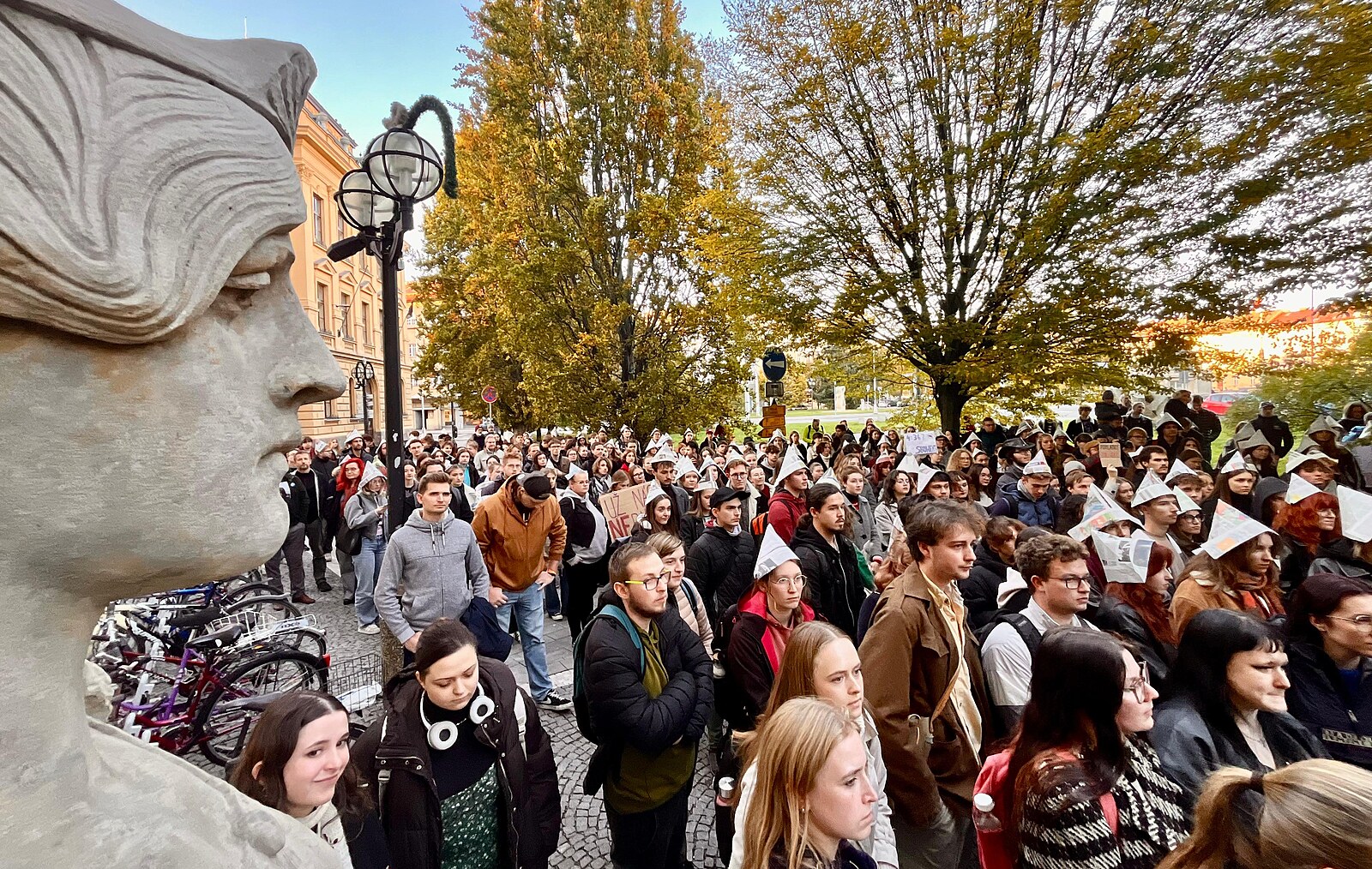 Studenti po celém Česku vyšli do ulic na podporu ČT a ČRo, kritizují vládní plán na zrušení poplatků