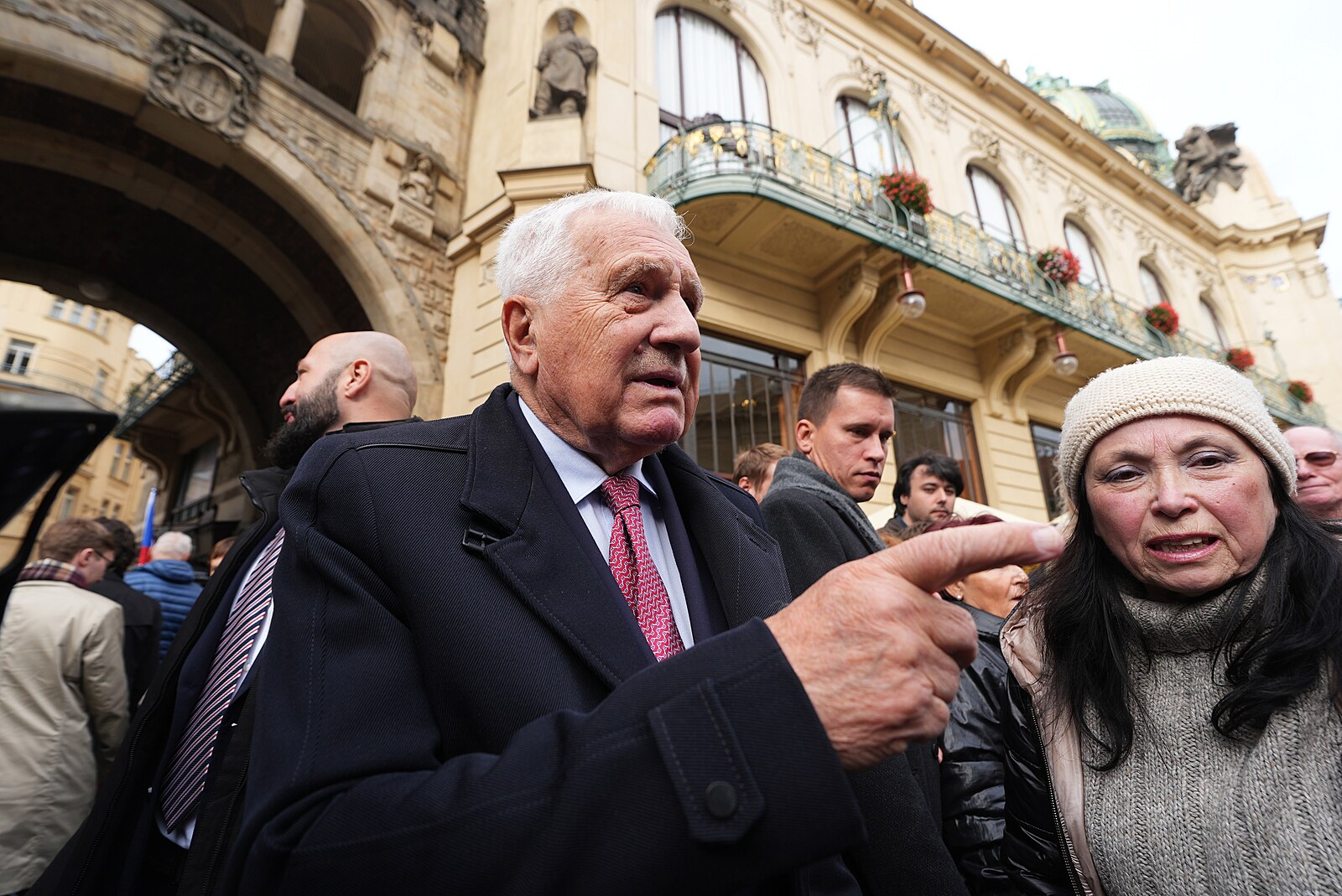 Klaus pronesl projev u Obecního domu. „Že jsme suverénní zemí si jen namlouváme,“ řekl