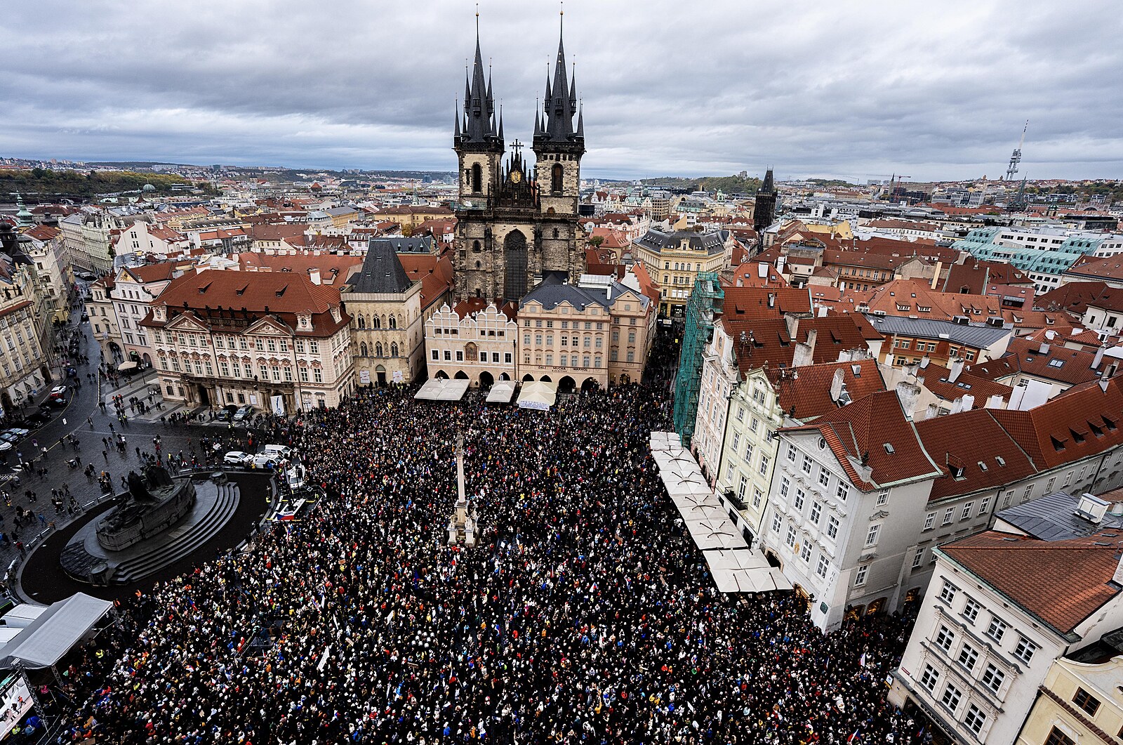 Ombudsman vyjádřil obavy ze zrušení poplatků. Bojí se dopadů na dětskou tvorbu | Česko