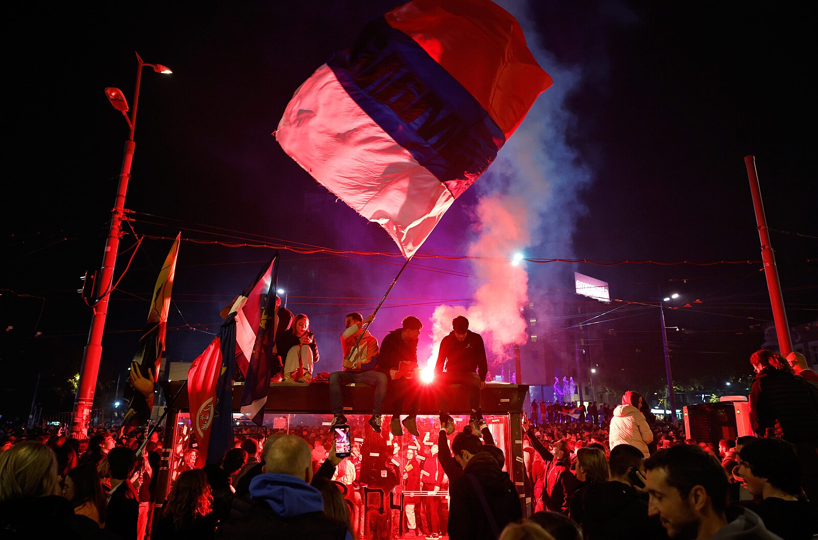Konečně svoboda, tyran je pryč! Bělehrad zaplnily davy, Srbové slaví Vučičův konec