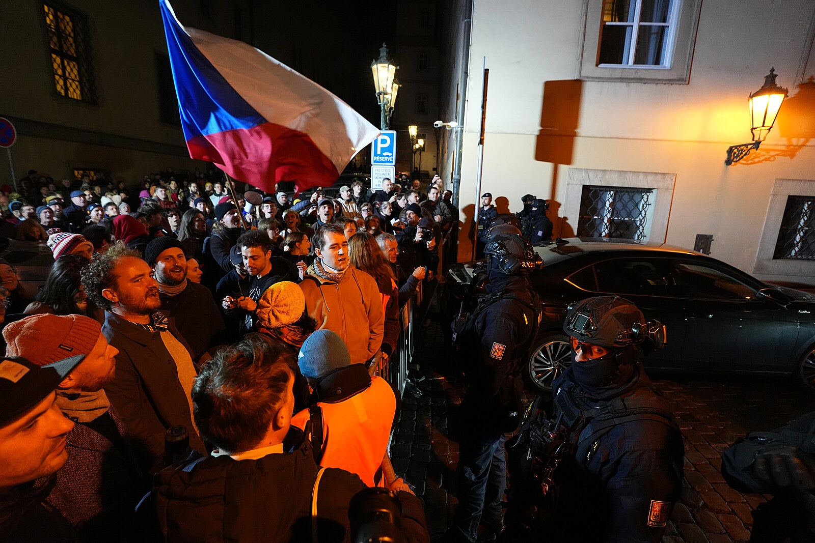 Desítky demonstrantů chtěly vniknout do Sněmovny, musela zasáhnout policie