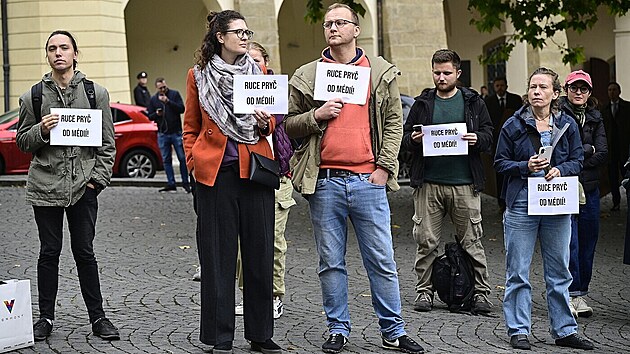 Média nedáme, skandují lidé před Sněmovnou. Vláda podle nich nejedná fér