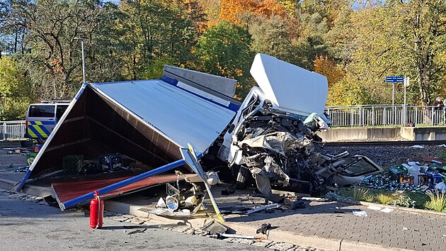 Vlak na přejezdu zdemoloval nákladní auto, řidič má zlomené oba kotníky