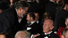 Bývalý premiér Mirek Topolánek s europoslancem Alexandrem Vondrou na p�edávání...