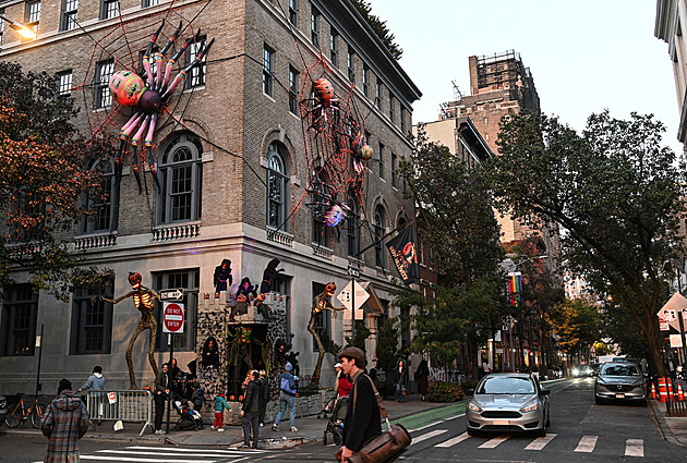 OBRAZEM: Ulice v New Yorku zaplnila halloweenská výzdoba. Prohlédněte si zdejší domy