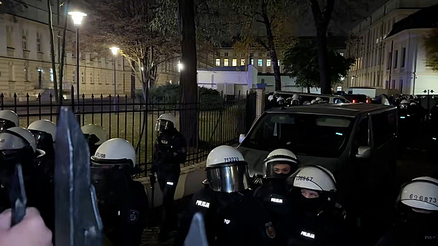 U polského Ústavního soudu zasahuje policie, prezident se v letadle vrací domů