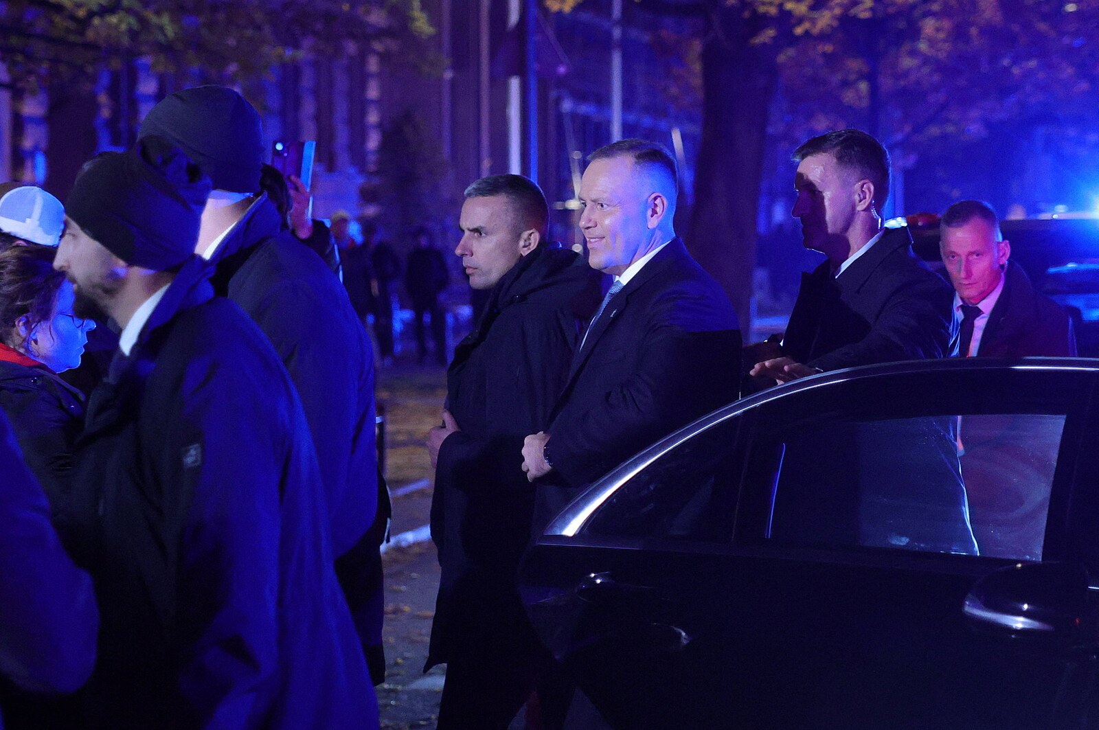 Polský prezident se vrátil kvůli sporu o ústavní soud. V budově došlo k potyčkám
