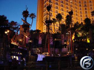 Fotka z non cesty Las Vegas - pirtsk bitvy u hotelu Treasure Island na Las Vegas blvd
