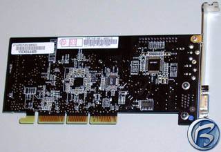 Zadn strana karty Asus V7100 Pro GeForce 2 MX-400