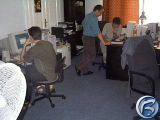 Programátorská místnost, v pozadí stůl Lubo Dekana, který právě konzultuje nějaký script s jedním z programátorů