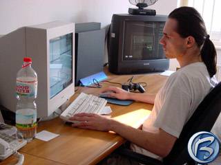 Programátor Pavel Dlouhý pracuje na PS2 konverzi Mafie, která běží v pozadí na obrazovce TV